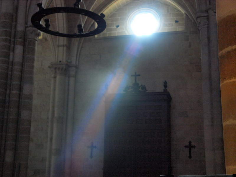 RAYO DE LUZ A TRAVÉS DE UNA VIDRIERA